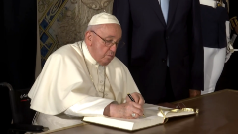 https://commons.wikimedia.org/wiki/File:Papa_Francisco_assina_o_livro_de_honra_do_Pal%C3%A1cio_de_Bel%C3%A9m_(03-08-2023).png